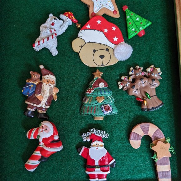 Collection Of Ten Vintage Holiday Pins Resin And Wood - Picture 3 of 7